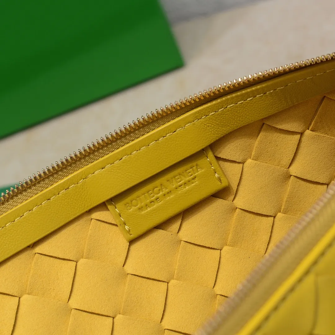 Batch 1260 BV has released a new product. TURN # Recommended new popular style is still the classic woven logo that we can recognize at a glance. It is really a unique style that is familiar and unfamiliar! Made of sheepskin woven with beautiful gold beads on the shoulder straps for free adjustment. When in use, you can switch between the shoulder and handle bag at will. It has a concave and convex shape anytime and anywhere. It is a practical king with a unique personality. With the right color combination, it can be sweet or salty. It is full of style. Summer catwalk style is beautiful. Pull it out quickly. Size: 40*3*24, model: 6699-3#